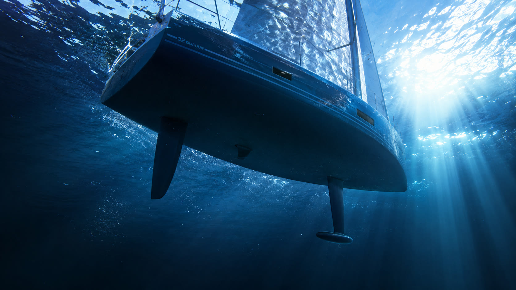 Rumpf und Kiel einer 32-Fuß-Yacht von unter Wasser, mit einfallenden Lichtstrahlen